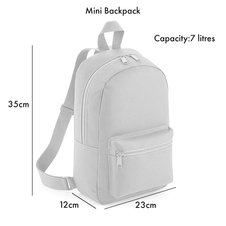 Puede incluir: Una mini mochila gris con un bolsillo frontal con cremallera. Mide 12 cm de ancho, 23 cm de alto y 35 cm de profundidad. Capacidad: 7 litros.