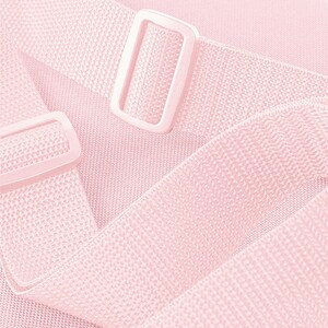 Puede incluir: Dos correas de tela rosa con hebillas met&aacute;licas. Las correas son tejidas y tienen una superficie texturizada.