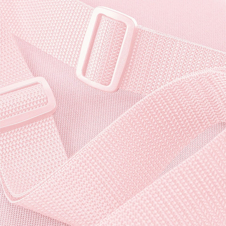 Puede incluir: Dos correas de tela rosa con hebillas met&aacute;licas. Las correas son tejidas y tienen una superficie texturizada.