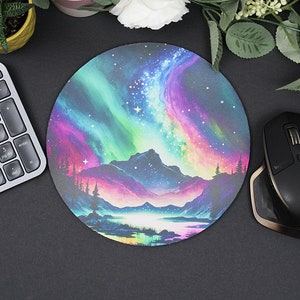 Pu&ograve; includere: Un tappetino per mouse rotondo con una scena di aurora boreale colorata dipinta su di esso. La scena presenta una catena montuosa, un lago e un cielo stellato. Il tappetino per mouse &egrave; perfetto per aggiungere un tocco di fantasia al tuo spazio di lavoro.