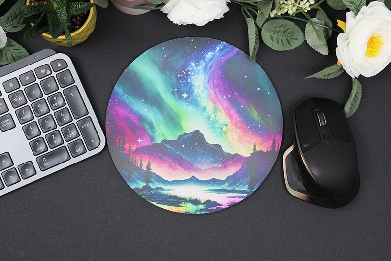 Pu&ograve; includere: Un tappetino per mouse rotondo con una scena di aurora boreale colorata dipinta su di esso. La scena presenta una catena montuosa, un lago e un cielo stellato. Il tappetino per mouse &egrave; perfetto per aggiungere un tocco di fantasia al tuo spazio di lavoro.