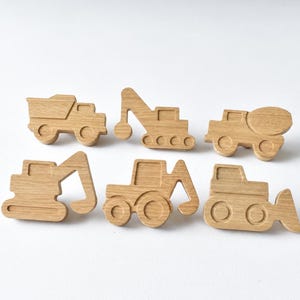 Schubladengriffe aus Eichenholz in Fahrzeugform – einzeln oder im 6er-Set – Schubladengriffe aus Holz in Baggerform – Griffe für Kinderkommoden und Kinderzimmerschränke