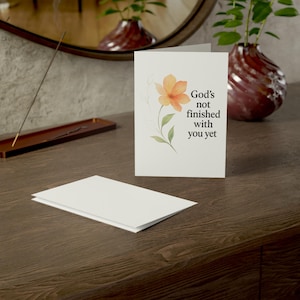 Cartão de felicitações "Deus ainda não terminou com você", encorajamento baseado na fé, papelaria com design de flores em aquarela, inspiração cristã