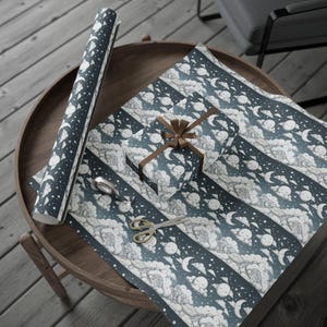 Papel de regalo con diseño de luna, estrellas y nubes, ideal para cumpleaños, baby showers, bodas, festividades y ocasiones especiales.