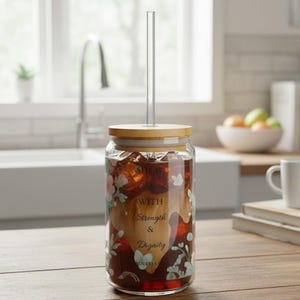 Vaso de café helado con Proverbios 31:25, taza con versículo bíblico cristiano para ella, vaso floral con mensaje de fe, regalo con versículo bíblico para una amiga
