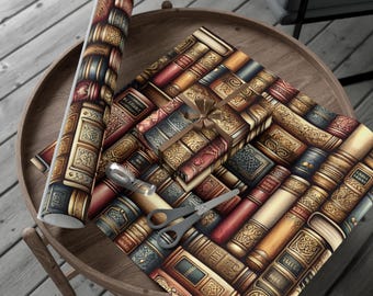 Op de afbeelding: Een rol cadeaupapier en een vel cadeaupapier met een vintage boekontwerp in bruin, goud en blauw. Een schaar en een kleine geschenkdoos met een strik zijn ook zichtbaar.