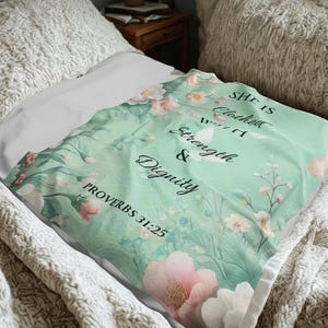 Manta cristiana con estampado floral - Proverbios 31:25 - Manta de felpa - Ropa de cama suave y sencilla - Decoración inspiradora con las Escrituras - Regalo para mujeres