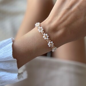 Bracelet Perles / Fleurs / Blanc et Or / Taille Modélisable Elégant / Anniversaire / Pour Elle / Fête des Mères image 1