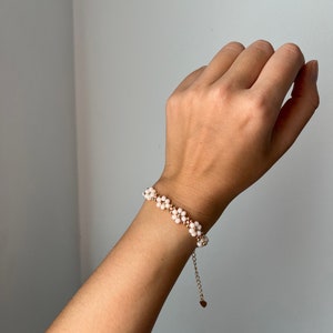 Perlenarmband mit Blümchen / Blumen Armband / Weiß & Gold / Mutter Tochter Armband / Kommunionsgeschenk / Firmungsgeschenk Bild 5