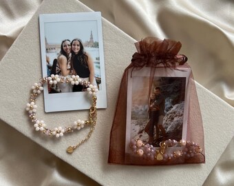 Set aus 3 Perlenarmbändern mit Daisy Blümchen & vergoldeten Perlen / Größenverstellbar / Geschenkidee für Schwestern oder beste Freundinnen