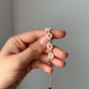 Bracelet Perles / Fleurs / Blanc et Or / Taille Modélisable Elégant / Anniversaire / Pour Elle / Fête des Mères image 3