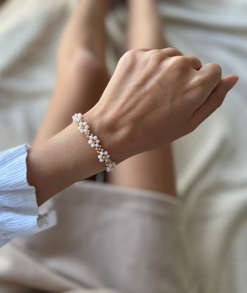 Bracelet Perles / Fleurs / Blanc et Or / Taille Modélisable Elégant / Anniversaire / Pour Elle / Fête des Mères image 1
