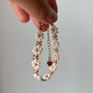 Bracelet Perles / Fleurs / Blanc et Or / Taille Modélisable Elégant / Anniversaire / Pour Elle / Fête des Mères image 2