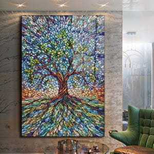 Puede incluir: Una vibrante obra de arte en mosaico que representa un árbol con un tronco y raíces marrones, y un dosel de hojas verdes y azules. La obra de arte presenta un efecto de vidriera de colores, con un fondo de azules, naranjas y amarillos. La pieza se exhibe en una pared gris texturizada.