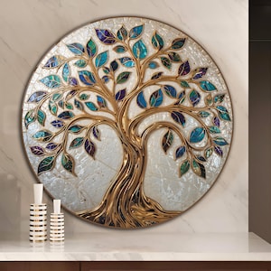 Puede incluir: Decoración mural redonda con un árbol dorado con hojas azules, verdes y moradas. El árbol está sobre un fondo texturizado blanquecino. Dos jarrones decorativos con rayas doradas y blancas en primer plano.