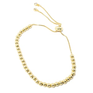 Puede incluir: Pulsera de cuentas doradas con cierre deslizante ajustable. La pulsera presenta pequeñas cuentas redondas y delicados detalles de cadena. El cierre ajustable tiene dos pequeñas piedras transparentes al final de la cadena.