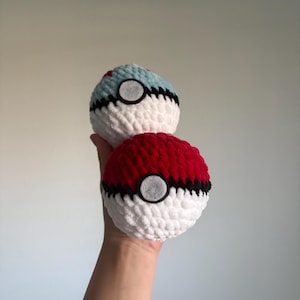 Grote op Pokéball geïnspireerde knuffels