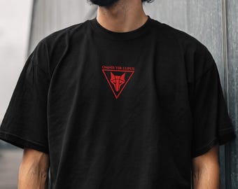 Camiseta bordada Red Rising Howler: Omnis Vir Lupus, Hail Libertas Hail Reaper