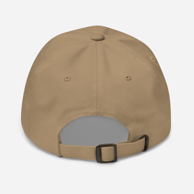 K&ouml;nnte beinhalten: Beige Baseball Cap mit gebogenem Schirm, verstellbarem Riemen und Knopf oben. Die Kappe besteht aus einem weichen Stoff und hat einen klassischen, l&auml;ssigen Stil. Auf der R&uuml;ckseite befindet sich eine Metallschnalle zur Gr&ouml;&szlig;enanpassung.