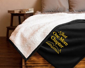 Manta sherpa bordada premium "Just One More Chapter": regalo para amantes de la lectura, manta acogedora para lectores de romance, decoración de Dark Academia