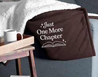 Manta sherpa bordada premium "Just One More Chapter": regalo para amantes de la lectura, manta acogedora para lectores de romance, decoración de Dark Academia