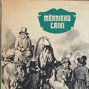 Pode incluir: Uma ilustração em preto e branco de um grupo de pessoas em um ambiente rural. O título do livro é "Mérnieku Laiki" em letras verdes. A ilustração representa um homem com um chapéu-coco a andar de carroça puxada por um cavalo, um homem segurando um ganso e uma mulher com uma cesta.