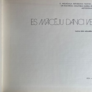 Op de afbeelding: Een boekomslag met de titel "Es mācēju danci vest..." in zwarte tekst op een witte achtergrond. De tekst "Tautas deju ansambļu izaugsme" staat in kleinere zwarte tekst onder de titel. De tekst "RIGA AVOTS 1981" staat in de rechterbenedenhoek.