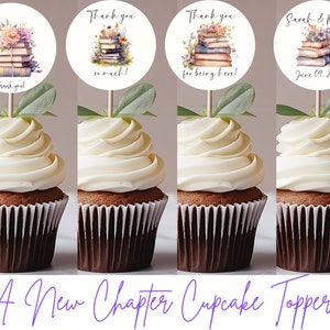 Peut inclure: Quatre décorations de cupcakes avec des cercles ronds en papier blanc représentant une pile de livres avec des fleurs et le texte "Merci !" "Merci beaucoup !" "Merci d'être là !" et "Sarah & Mark 09 juin 2024".