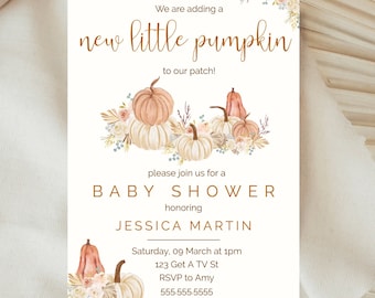 Puede incluir: Una invitación a una baby shower con una ilustración de acuarela de calabazas y follaje de otoño. El texto dice "We are adding a new little pumpkin to our patch!"  "Please join us for a Baby Shower honoring Jessica Martin"  "Saturday, 09 March at 1pm"  "123 Get A TV St"  "RSVP to Amy"  "555.555.5555"