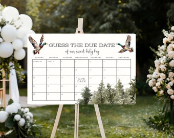 Könnte beinhalten: Ein weißes, bedruckbares Schild mit einem Kalender, auf dem die Gäste das Geburtsdatum eines Babys erraten können. Das Schild hat ein Waldmotiv mit zwei fliegenden Enten und einem Waldboden. Der Text auf dem Schild lautet "Erraten Sie das Geburtsdatum unseres süßen kleinen Jungen".