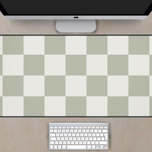 Peut inclure: Un tapis de bureau à carreaux blancs et gris clair. Le tapis est conçu pour protéger la surface d'un bureau des rayures et de l'usure.