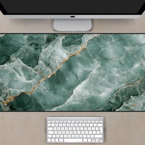 Peut inclure: Tapis de bureau en marbre vert avec des veines dorées. Le tapis est conçu pour protéger la surface de votre bureau des rayures et des déversements.