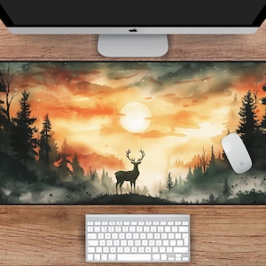 Könnte beinhalten: Ein Aquarellbild, das eine Waldszene mit einer Hirschsilhouette im Vordergrund zeigt. Der Himmel ist leuchtend orange und gelb mit einem großen, weißen Mond. Der Wald ist dunkelgrün und der Boden ist mit Nebel bedeckt.