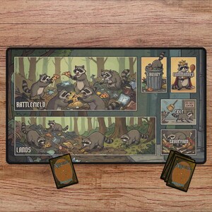 K&ouml;nnte beinhalten: Ein Spielmatte mit einer Illustration von Waschb&auml;ren in einem Wald. Die Matte hat Abschnitte f&uuml;r "Battlefield", "Lands", "Library", "Commander", "Exile" und "Graveyard". Mehrere Spielkarten sind ebenfalls sichtbar.
