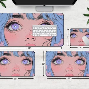 Op de afbeelding: Een set van vier muismatten met een gestileerde illustratie van een vrouw met blauw haar en grote ogen. De muismatten zijn verkrijgbaar in vier verschillende maten: 31 inch bij 15,5 inch, 18 inch bij 12 inch, 22 inch bij 12 inch en 9 inch bij 7 inch.