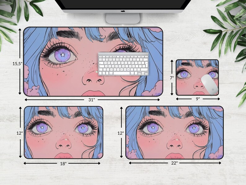 Op de afbeelding: Een set van vier muismatten met een gestileerde illustratie van een vrouw met blauw haar en grote ogen. De muismatten zijn verkrijgbaar in vier verschillende maten: 31 inch bij 15,5 inch, 18 inch bij 12 inch, 22 inch bij 12 inch en 9 inch bij 7 inch.