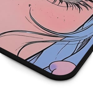 Op de afbeelding: Een close-up van een cartoonachtige illustratie van een vrouwen gezicht met blauw en roze haar. Het oog van de vrouw is open en heeft lange wimpers. De achtergrond is lichtblauw en roze.