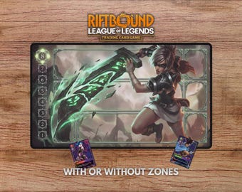 Könnte beinhalten: Eine rechteckige Riftbound League of Legends Sammelkartenspiel-Spielmatte mit einer Figur, die ein großes leuchtend grünes Schwert schwingt, einer nummerierten Spalte von 1 bis 8 und dem Text WITH OR WITHOUT ZONES.