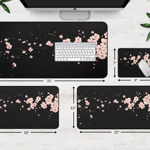 Puede incluir: Cuatro alfombrillas de rat&oacute;n negras con un dise&ntilde;o floral de flores de cerezo rosas sobre fondo negro. Las alfombrillas de rat&oacute;n son de diferentes tama&ntilde;os, con medidas en pulgadas.