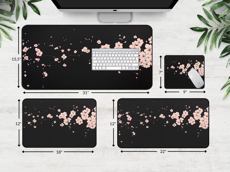 Puede incluir: Cuatro alfombrillas de rat&oacute;n negras con un dise&ntilde;o floral de flores de cerezo rosas sobre fondo negro. Las alfombrillas de rat&oacute;n son de diferentes tama&ntilde;os, con medidas en pulgadas.