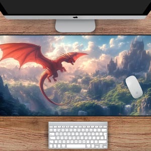 Peut inclure: Tapis de souris rectangulaire avec un paysage fantastique et un dragon rouge en vol. Le dragon survole une région montagneuse avec des cascades et un château. Le tapis de souris mesure 78,7 cm sur 39,4 cm.