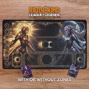Puede incluir: Una alfombrilla negra para el juego de cartas coleccionables Riftbound League of Legends con ilustraciones de dos personajes, uno con armadura dorada y otro con armadura plateada. La alfombrilla tiene zonas y el texto "WITH OR WITHOUT ZONES".
