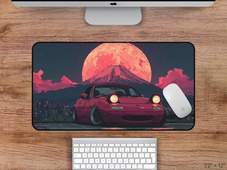 Puede incluir: Alfombrilla de rat&oacute;n rectangular con un coche deportivo rojo con faros emergentes sobre un fondo de monta&ntilde;a, un gran sol rojo y un paisaje urbano. La alfombrilla mide 56 cm por 30 cm.