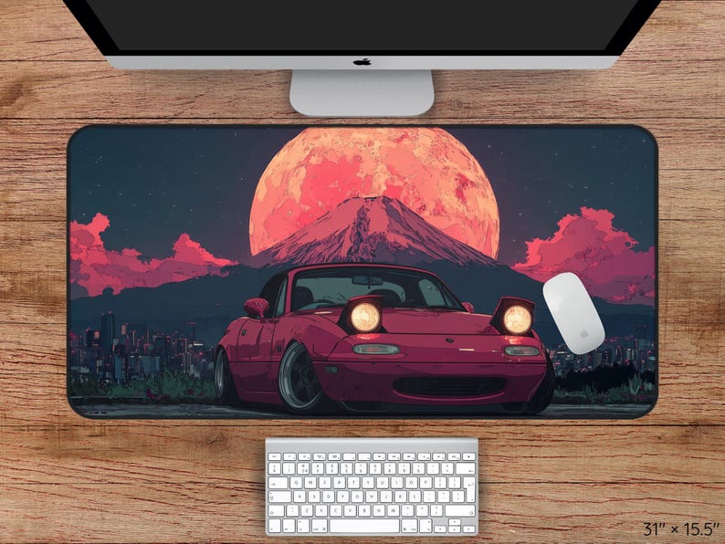 Puede incluir: Alfombrilla de rat&oacute;n rectangular con un coche deportivo granate con faros emergentes, sobre un fondo de luna roja, monta&ntilde;a y horizonte urbano. La alfombrilla mide 78,7 cm por 39,4 cm.
