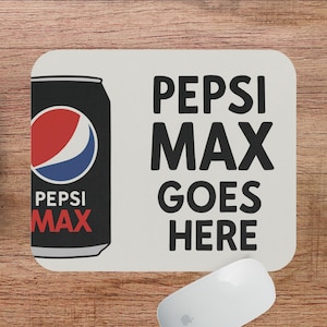 Könnte beinhalten: Ein rechteckiges Mauspad mit abgerundeten Ecken, das links ein Pepsi Max-Dosen-Design und rechts den Text "PEPSI MAX GOES HERE" zeigt. Die Dose ist schwarz mit dem Pepsi-Logo in Rot, Weiß und Blau.