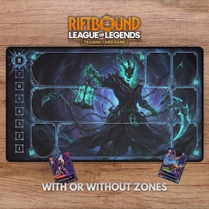 Może przedstawiać: Czarna mata do gry Riftbound League of Legends z ilustracją w kolorze morskim i czarnym przedstawiającą widmową postać. Mata ma ponumerowane strefy i zawiera dwie karty kolekcjonerskie. Tekst "WITH OR WITHOUT ZONES" na dole.