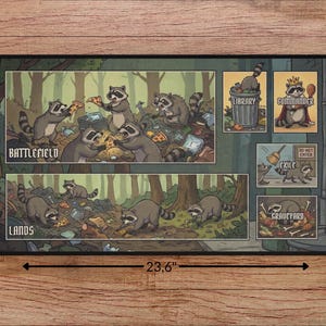 K&ouml;nnte beinhalten: Rechteckige Spielmatte mit Waschb&auml;ren-Motiv, 60 cm lang und 35 cm breit. Die Matte zeigt Illustrationen von Waschb&auml;ren in einer Waldumgebung, mit Textbeschriftungen wie "Battlefield" und "Lands".