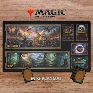 Può includere: Tappetino da gioco MTG nero con dettagliate illustrazioni fantasy raffiguranti scene di battaglia e paesaggi. Include sezioni etichettate "Battlefield", "Lands", "Library", "Commander", "Exile" e "Graveyard". Sono visibili anche diverse carte di Magic: The Gathering.
