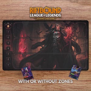 Puede incluir: Una alfombrilla negra para el juego de cartas coleccionables Riftbound League of Legends con una ilustración oscura de un personaje con energía roja. La alfombrilla tiene zonas para colocar las cartas y el texto "WITH OR WITHOUT ZONES". Se muestran dos cartas coleccionables.