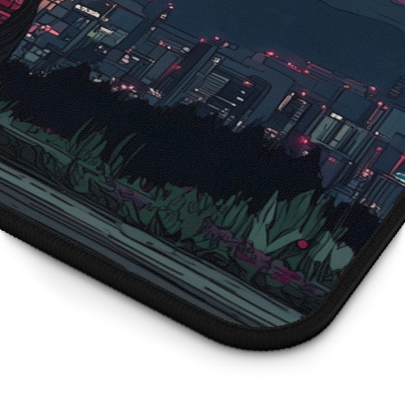 Puede incluir: Una alfombrilla de rat&oacute;n negra con una ilustraci&oacute;n estilizada de un paisaje urbano nocturno. La obra de arte representa edificios con ventanas iluminadas y un primer plano oscuro con follaje. La alfombrilla tiene un borde negro.
